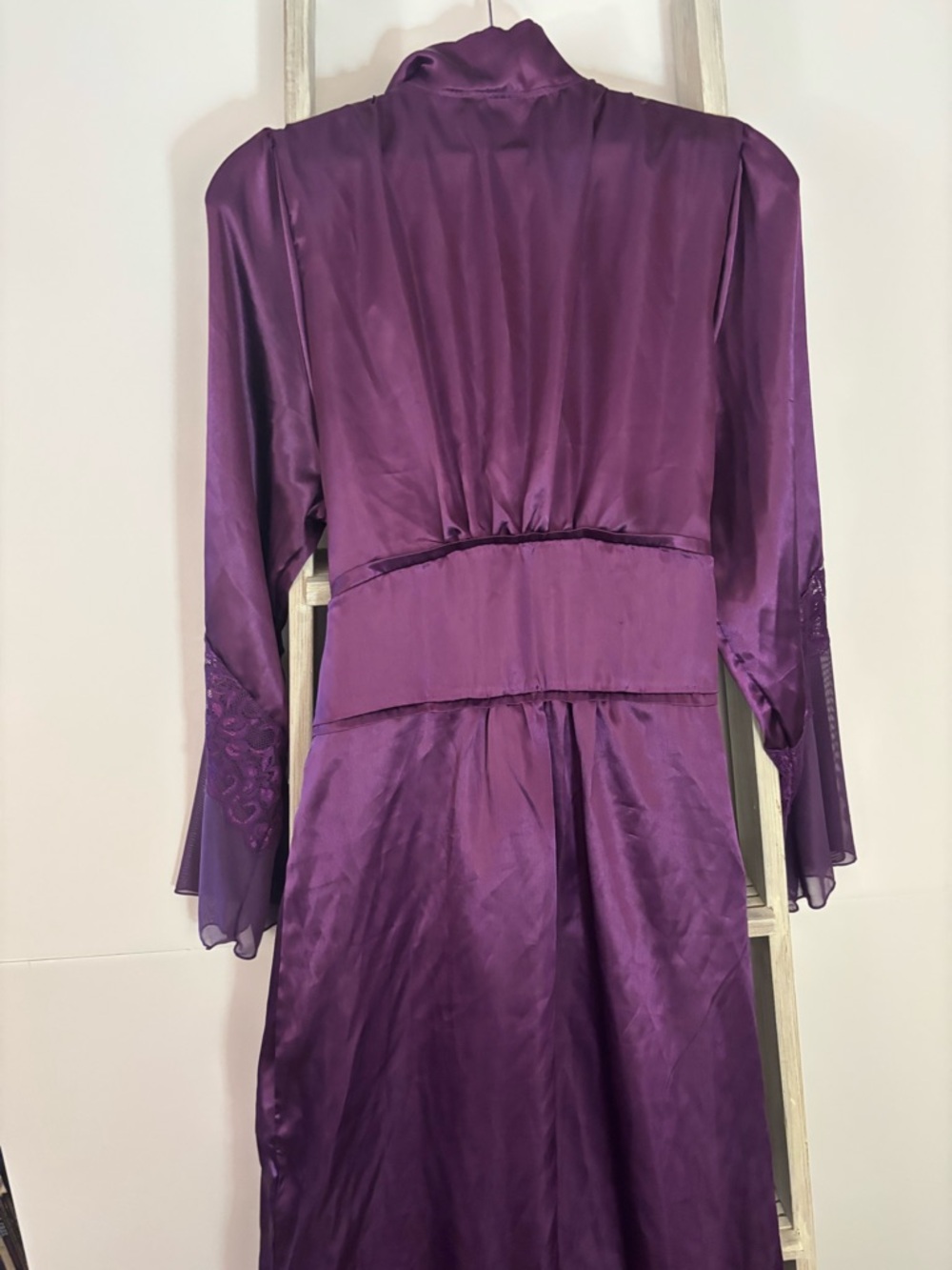 Vintage L-XL Lace Trim Women's Robe, Luxury, whimsigoth, fairycore, sleep gown - Picture 8 of 14